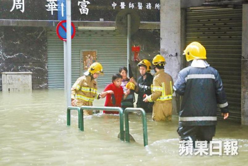 十月初五街出現洪流,救援人員協助受困市民撤離。澳門多處地區嚴重水浸,外港客運碼頭更夾雜狂風及湍流。 十月初五街出現洪流,救援人員協助受困市民撤離。澳門多處地區嚴重水浸,外港客運碼頭更夾雜狂風及湍流。