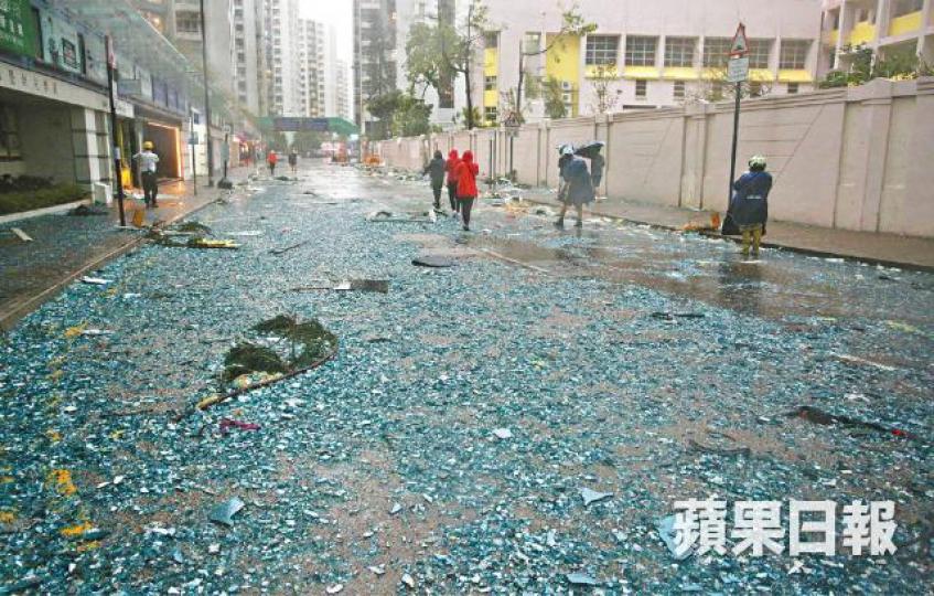 紅磡商廈玻璃窗被山竹強風吹爆,玻璃碎散落一地,滿目瘡痍。李潤芳攝【黃埔 就地取材】黃埔花園受風暴潮影響,風勢大,樹葉雜物紛飛,途人落街時紛紛走避。有人突發奇想,就地取來被吹倒的垃圾桶,蓋在身上避難,甚為奇趣。李潤芳攝 紅磡商廈玻璃窗被山竹強風吹爆,玻璃碎散落一地,滿目瘡痍。李潤芳攝【黃埔 就地取材】黃埔花園受風暴潮影響,風勢大,樹葉雜物紛飛,途人落街時紛紛走避。有人突發奇想,就地取來被吹倒的垃圾桶,蓋在身上避難,甚為奇趣。李潤芳攝
