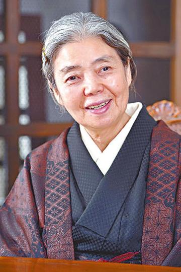 【1943-2018】日本老牌女星樹木希林前日與世長辭,享年75歲。西城秀樹與樹木希林是昔日好拍檔,可惜兩人同於今年離世。樹木希林在是枝裕和電影《小偷家族》中首次脫假牙作幕前演出。樹木希林曾被家暴,與內田裕也結婚兩年後一直分居。樹木希林第二任丈夫內田裕也是音樂人,一家也是演藝人。是枝裕和作品《小偷家族》開畫時,樹木希林要撐枴杖宣傳。 【1943-2018】日本老牌女星樹木希林前日與世長辭,享年75歲。西城秀樹與樹木希林是昔日好拍檔,可惜兩人同於今年離世。樹木希林在是枝裕和電影《小偷家族》中首次脫假牙作幕前演出。樹木希林曾被家暴,與內田裕也結婚兩年後一直分居。樹木希林第二任丈夫內田裕也是音樂人,一家也是演藝人。是枝裕和作品《小偷家族》開畫時,樹木希林要撐枴杖宣傳。