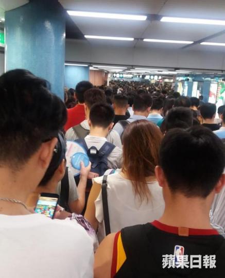 今次打風,爭端最大係第日返工嘅安排。如果係以前殖民地政府,政務官應該識得執生。 今次打風,爭端最大係第日返工嘅安排。如果係以前殖民地政府,政務官應該識得執生。