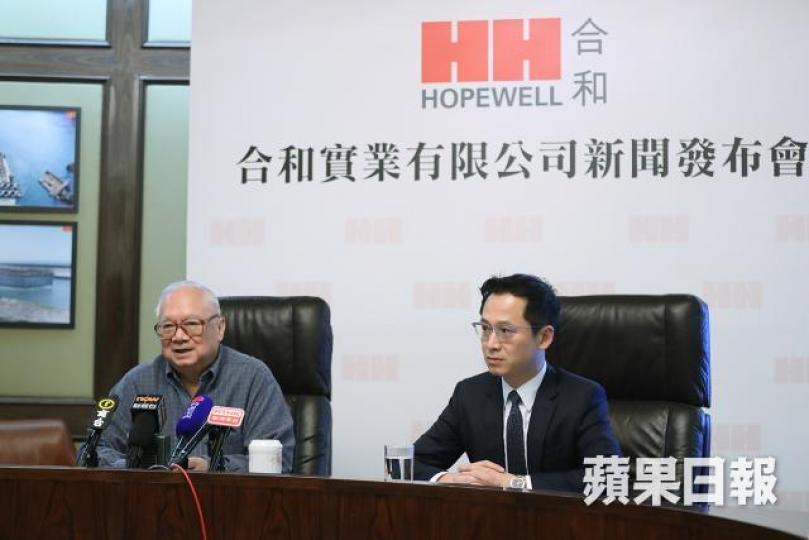 合和主席胡應湘(左)及其子胡文新(右) 合和主席胡應湘(左)及其子胡文新(右)