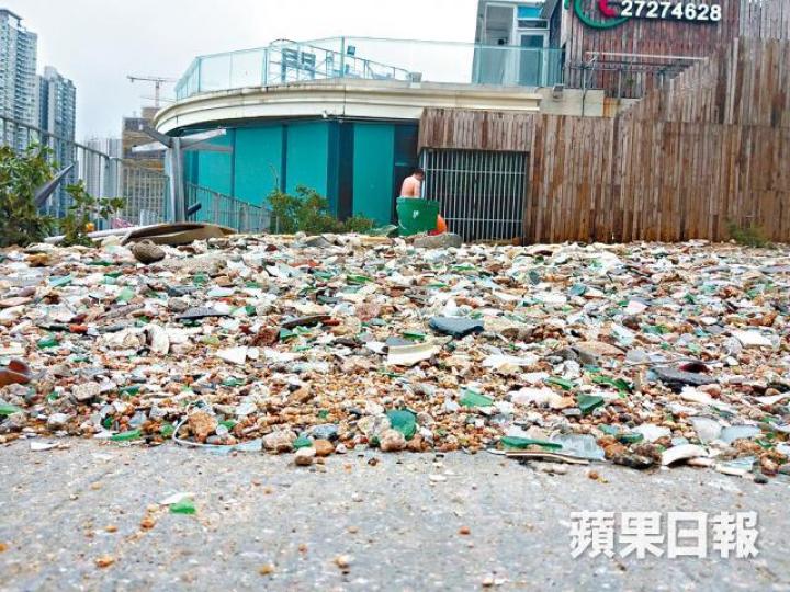 鯉魚門三家村堆積大量沙石。黃麗英攝鯉魚門處處塌樹,工人連忙清理。 鯉魚門三家村堆積大量沙石。黃麗英攝鯉魚門處處塌樹,工人連忙清理。