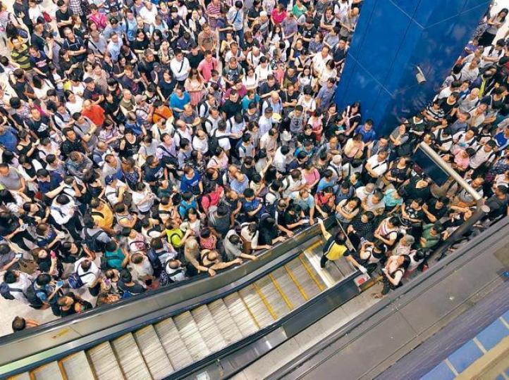 大圍站實施人流管制措施,大批乘客逼爆大堂。互聯網東鐵綫九龍塘站昨由於電力供應受阻,實施單軌雙程行車。周鴻熙攝 大圍站實施人流管制措施,大批乘客逼爆大堂。互聯網東鐵綫九龍塘站昨由於電力供應受阻,實施單軌雙程行車。周鴻熙攝