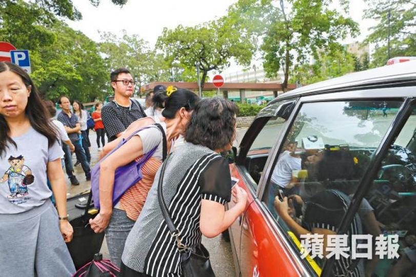 港鐵粉嶺站外有市民爭相向的士問價。梁瑞帆攝昨有由上水往旺角的小巴索價200元。互聯網 港鐵粉嶺站外有市民爭相向的士問價。梁瑞帆攝昨有由上水往旺角的小巴索價200元。互聯網