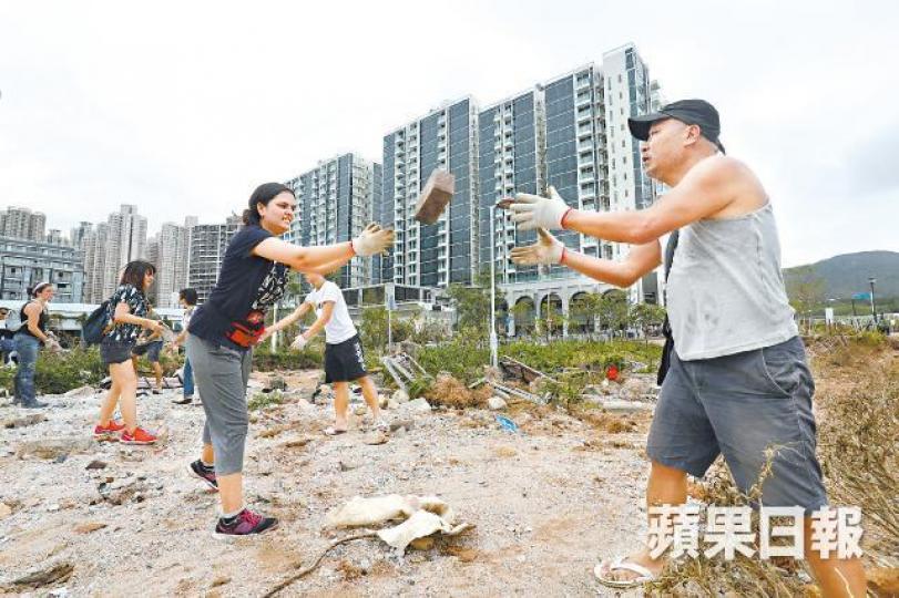 將軍澳抵不住「山竹」吹襲,海邊行人路及單車徑被沙石淹沒,居民自發到場清理。鄭逸宇攝日出康城外的海濱長廊,有貨櫃疑於海中被沖上岸。劉柏麟攝將軍澳海濱公園的單車徑被沖至隆起變成碎段。朱永倫攝 將軍澳抵不住「山竹」吹襲,海邊行人路及單車徑被沙石淹沒,居民自發到場清理。鄭逸宇攝日出康城外的海濱長廊,有貨櫃疑於海中被沖上岸。劉柏麟攝將軍澳海濱公園的單車徑被沖至隆起變成碎段。朱永倫攝