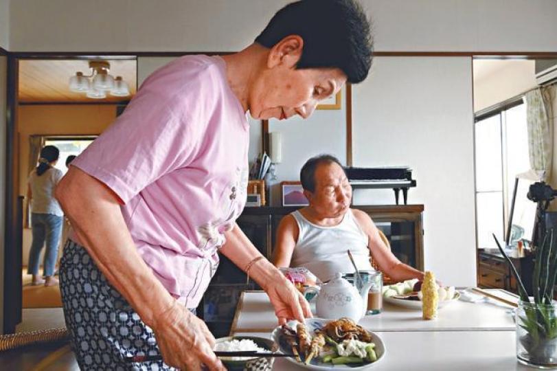 袴田秀子(左)不但照顧弟弟的起居飲食,更致力為他討回公道。 袴田秀子(左)不但照顧弟弟的起居飲食,更致力為他討回公道。