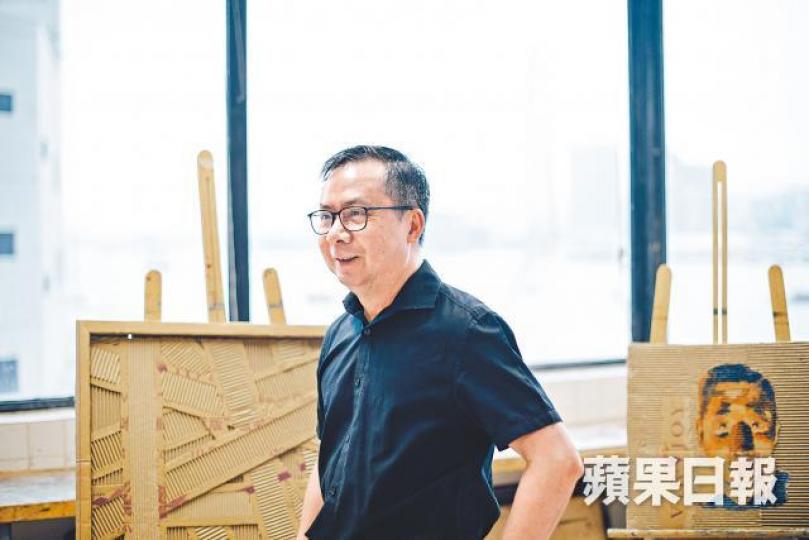 李本瀅李本瀅(右)1979年入職天文台,09年接任台長,一生人有三十多年在天文台度過。李本瀅近來醉心紙皮創作,自畫像形神俱似。原本的立體天橋,後來變回平面。李本瀅作畫的同時也會將紙皮原來的商標和寄運標籤保留。 李本瀅李本瀅(右)1979年入職天文台,09年接任台長,一生人有三十多年在天文台度過。李本瀅近來醉心紙皮創作,自畫像形神俱似。原本的立體天橋,後來變回平面。李本瀅作畫的同時也會將紙皮原來的商標和寄運標籤保留。