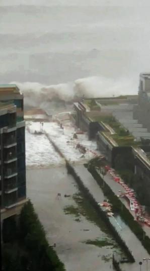 山竹襲港帶來嚴重風暴潮,海水如小海嘯湧上岸。資料圖片 山竹襲港帶來嚴重風暴潮,海水如小海嘯湧上岸。資料圖片