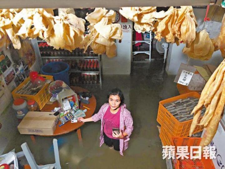 洪水襲大澳,淹浸珍珍的海味雜貨店,她希望政府能稍作補貼助度難關。黃學潤攝女兒馨馨昨晚與母親睡在被浸濕的床上。山竹來襲令大澳嚴重水浸,珍珍要靠民安隊成員揹回雜貨店。 洪水襲大澳,淹浸珍珍的海味雜貨店,她希望政府能稍作補貼助度難關。黃學潤攝女兒馨馨昨晚與母親睡在被浸濕的床上。山竹來襲令大澳嚴重水浸,珍珍要靠民安隊成員揹回雜貨店。