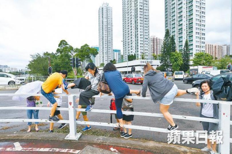 沙田河畔花園有行人隧道水浸,市民越過欄杆行馬路。陳善南攝 沙田河畔花園有行人隧道水浸,市民越過欄杆行馬路。陳善南攝