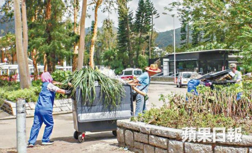 清潔工災後處理大量善後工作,但承辦商裝備和培訓都不足。馬泉崇攝 清潔工災後處理大量善後工作,但承辦商裝備和培訓都不足。馬泉崇攝
