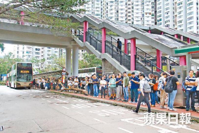 昨日多區路面的塌樹仍未清理好。謝志輝攝林鄭月娥昨死撐拒停工決定。許頌明攝市民前日上班狼狽不堪,怒轟政府拿人命「較飛」。 昨日多區路面的塌樹仍未清理好。謝志輝攝林鄭月娥昨死撐拒停工決定。許頌明攝市民前日上班狼狽不堪,怒轟政府拿人命「較飛」。
