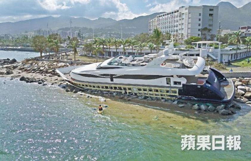 一艘估計價值逾千萬元的私人遊艇,擱淺在賽馬會滘西洲高爾夫球會公眾停車場對開石灘。鄭逸宇攝有船隻遺骸被捲上沙灘,居民自發到場清理雜物。劉永明攝 一艘估計價值逾千萬元的私人遊艇,擱淺在賽馬會滘西洲高爾夫球會公眾停車場對開石灘。鄭逸宇攝有船隻遺骸被捲上沙灘,居民自發到場清理雜物。劉永明攝
