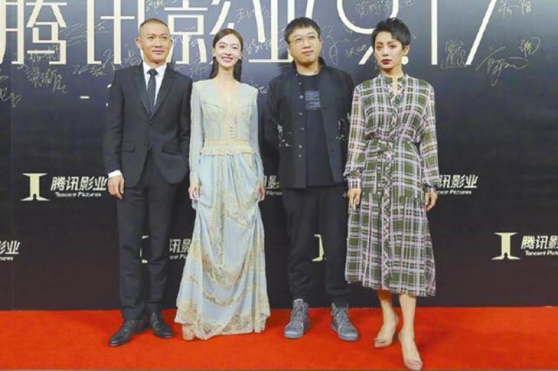 (左起)聶遠、吳謹言、于正和寧靜前晚齊齊行紅地毯。微博照片吳謹言在《皓鑭傳》跟聶遠有很多對手戲。劇照 (左起)聶遠、吳謹言、于正和寧靜前晚齊齊行紅地毯。微博照片吳謹言在《皓鑭傳》跟聶遠有很多對手戲。劇照