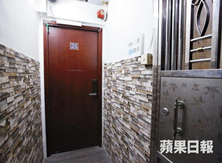 內地訂房網顯示文英樓的一個單位為賓館,惟室外沒有貼出旅館牌照。 內地訂房網顯示文英樓的一個單位為賓館,惟室外沒有貼出旅館牌照。