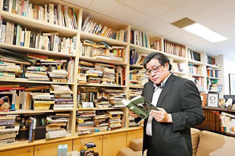 吳叡人專門研究身份認同問題,筆下文章曾收錄在香港大學學生會的《香港民族論》內,其後時任特首梁振英點名批評《香港民族論》宣揚港獨。吳叡人認為現在香港社會已經退無可退,只剩下言論自由,因此也開始反擊,也不打算退讓。 吳叡人專門研究身份認同問題,筆下文章曾收錄在香港大學學生會的《香港民族論》內,其後時任特首梁振英點名批評《香港民族論》宣揚港獨。吳叡人認為現在香港社會已經退無可退,只剩下言論自由,因此也開始反擊,也不打算退讓。