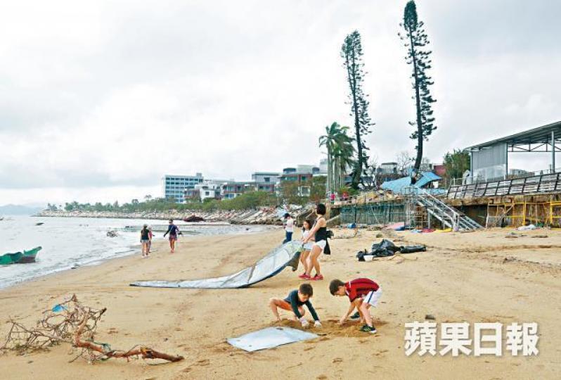 風暴後沙下灘一片凌亂,有市民將風帆殘骸移走。馬泉崇攝 風暴後沙下灘一片凌亂,有市民將風帆殘骸移走。馬泉崇攝