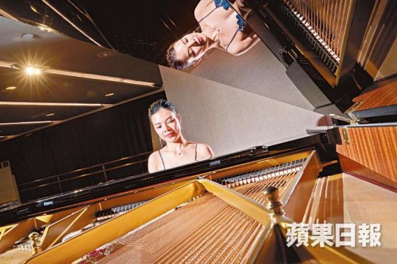 訪問當日,Catherine示範彈奏了蕭邦的詼諧曲和《梁祝》,一中一西,正是她鋼琴風格的獨特之處。首次與交響樂團合作,一度令她大受打擊。 訪問當日,Catherine示範彈奏了蕭邦的詼諧曲和《梁祝》,一中一西,正是她鋼琴風格的獨特之處。首次與交響樂團合作,一度令她大受打擊。