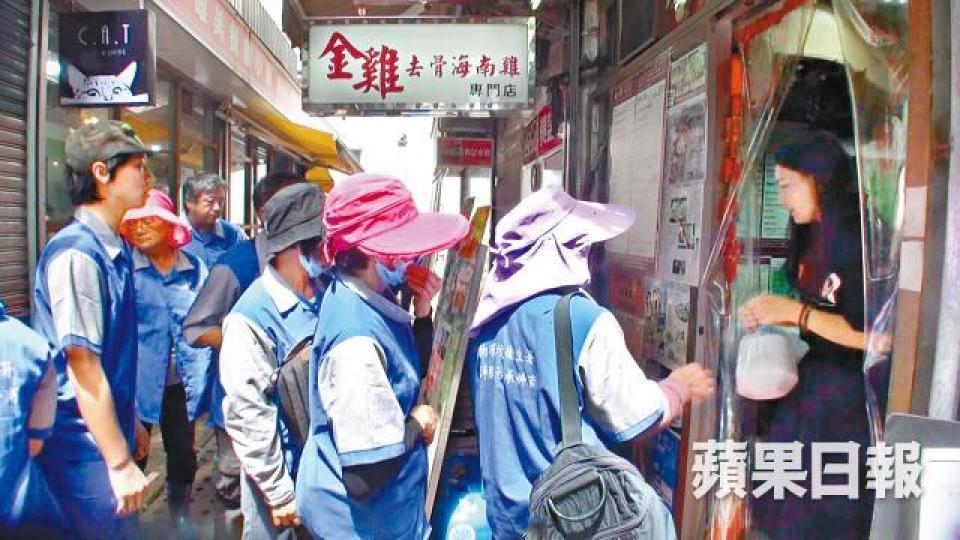 多名清潔工到食店領取免費飯盒。馬泉崇攝 多名清潔工到食店領取免費飯盒。馬泉崇攝