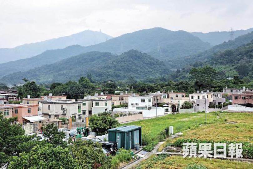 高鐵工程展開後,村民集體搬遷,買地建新村重建家園。許頌明攝朱凱廸是當年首批關注事件的「村外人」。資料圖片光哥是土生土長的菜園村村民,抗爭期間攝影師為他一家留影。明哥(右)是光哥的妹夫,說起抗爭歲月,滔滔不絕。 高鐵工程展開後,村民集體搬遷,買地建新村重建家園。許頌明攝朱凱廸是當年首批關注事件的「村外人」。資料圖片光哥是土生土長的菜園村村民,抗爭期間攝影師為他一家留影。明哥(右)是光哥的妹夫,說起抗爭歲月,滔滔不絕。