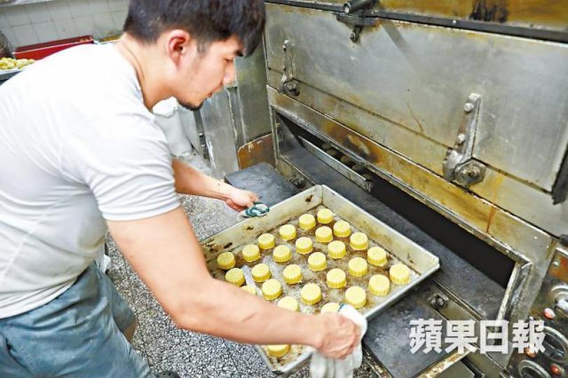 黃子康自行研發,如以鮮忌廉取代原材料等,製出獨門奶黃月餅成鎮店之寶。何家達攝打工仔毅然辭工做老闆,阿康堅持親力親為,自己麵包自己造。 黃子康自行研發,如以鮮忌廉取代原材料等,製出獨門奶黃月餅成鎮店之寶。何家達攝打工仔毅然辭工做老闆,阿康堅持親力親為,自己麵包自己造。