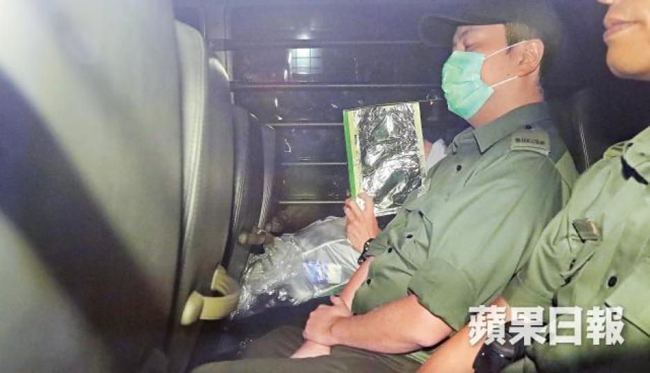 中大副教授許金山昨被判謀殺妻女罪成後由囚車押走。朱永倫攝被告妻子黃秀芬被告次女許儷玲 中大副教授許金山昨被判謀殺妻女罪成後由囚車押走。朱永倫攝被告妻子黃秀芬被告次女許儷玲