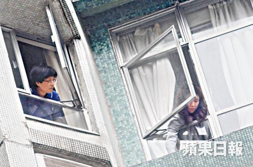 為避開記者,近日Shara改到閨密Helen(左)家中暫住。莊建鑫攝許金山大女(左)和幼子穿街坊裝在Shara閨密家自由出入。 為避開記者,近日Shara改到閨密Helen(左)家中暫住。莊建鑫攝許金山大女(左)和幼子穿街坊裝在Shara閨密家自由出入。
