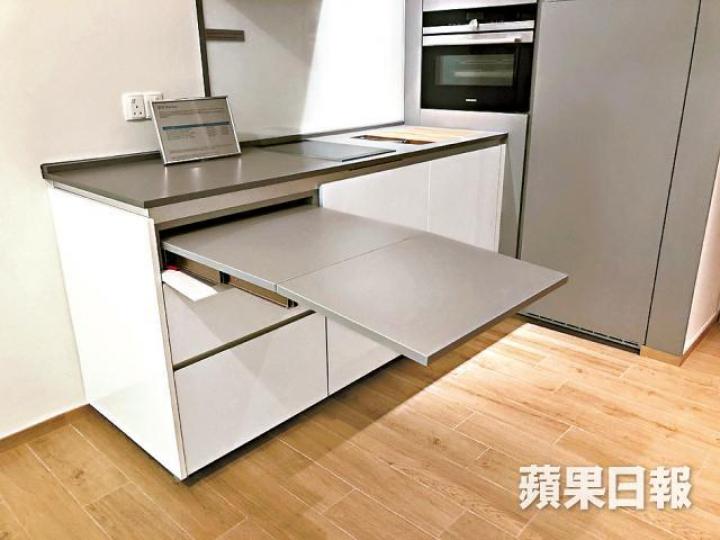 LP6昨日開放一個兩房清水房,廚櫃加裝了一個可摺叠的枱面。 LP6昨日開放一個兩房清水房,廚櫃加裝了一個可摺叠的枱面。