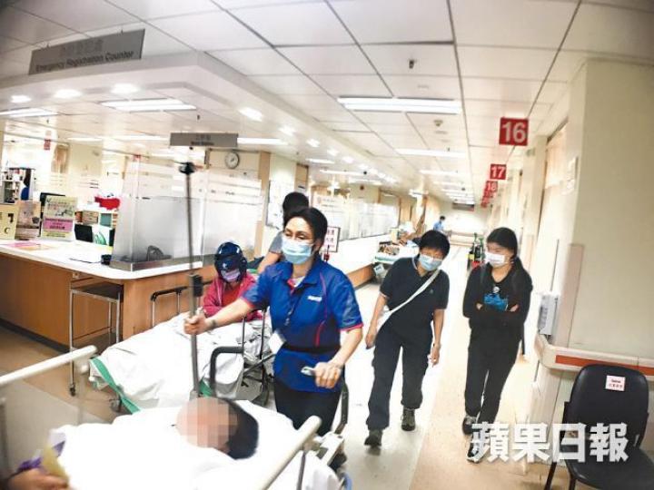 許金山三女曾不適入院,Shara的閨密(右二)趕到醫院匯報病情。 許金山三女曾不適入院,Shara的閨密(右二)趕到醫院匯報病情。