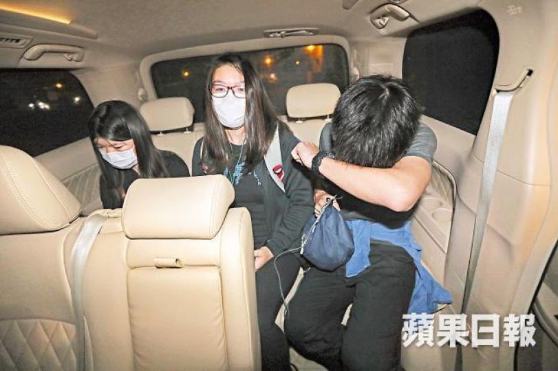 許金山三名子女離庭時未發一言。 許金山三名子女離庭時未發一言。
