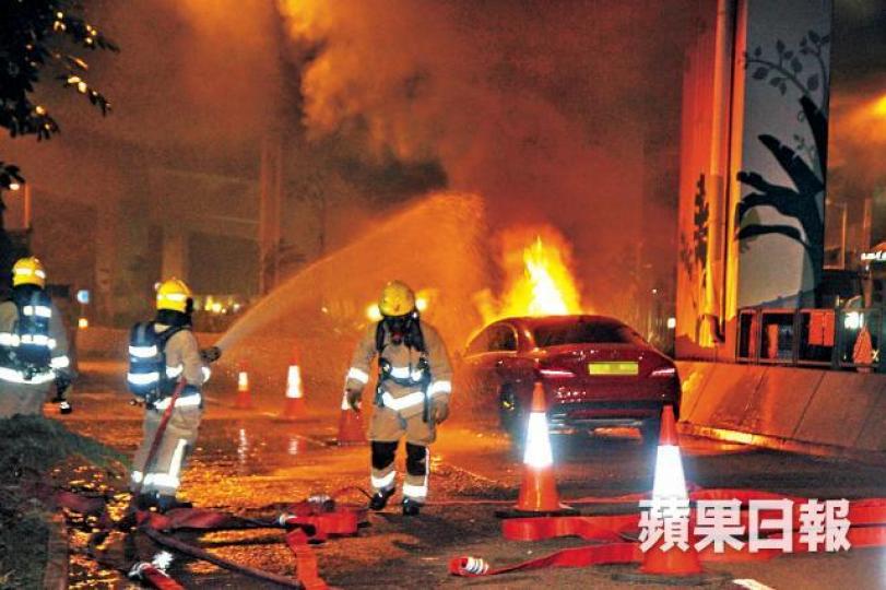 平治車頭起火,消防員開喉撲救。 平治車頭起火,消防員開喉撲救。
