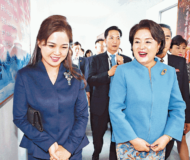 李雪主(前左)與金正淑到訪音樂學院時相談甚歡。 李雪主(前左)與金正淑到訪音樂學院時相談甚歡。