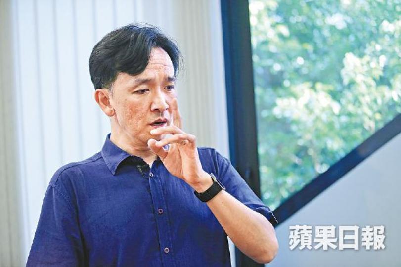 柯大衛將於中秋演出《天鵝之歌》,坦言日子不理想,無奈場地緊張,綵排地點也不易安排,「做音樂係一條非常辛苦路。」2016年演出的《冬之旅》也是舒伯特作品。 柯大衛將於中秋演出《天鵝之歌》,坦言日子不理想,無奈場地緊張,綵排地點也不易安排,「做音樂係一條非常辛苦路。」2016年演出的《冬之旅》也是舒伯特作品。