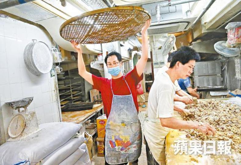子承父業的張惠寧混在一群技臻藝熟的老師傅中幫忙製月餅。謝榮耀攝張惠寧因深信造餅好過做文職,選擇繼承父業。 子承父業的張惠寧混在一群技臻藝熟的老師傅中幫忙製月餅。謝榮耀攝張惠寧因深信造餅好過做文職,選擇繼承父業。