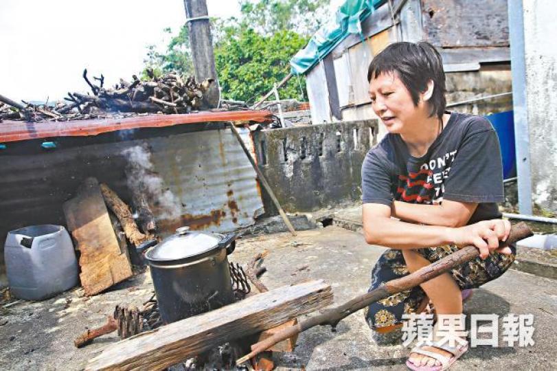 【屯門】小秀上村斷電三日,村民羅太家中更耗盡石油氣,惟有燒柴煮飯。梁瑞帆攝【上水】天平邨天祥樓電掣房水浸,384戶至昨日仍斷電。【上水】天祥樓部份樓層走廊有拖板供居民充電。 【屯門】小秀上村斷電三日,村民羅太家中更耗盡石油氣,惟有燒柴煮飯。梁瑞帆攝【上水】天平邨天祥樓電掣房水浸,384戶至昨日仍斷電。【上水】天祥樓部份樓層走廊有拖板供居民充電。