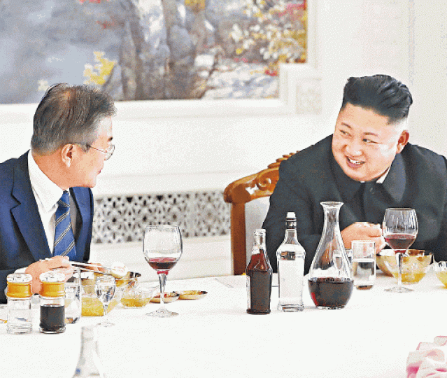 金正恩與文在寅在玉流館午宴時有講有笑。 金正恩與文在寅在玉流館午宴時有講有笑。