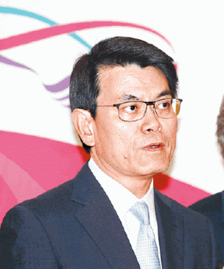 邱騰華表示,政府將推出一系列新措施,協助業界應對貿易戰影響。鄒潔珊攝 邱騰華表示,政府將推出一系列新措施,協助業界應對貿易戰影響。鄒潔珊攝
