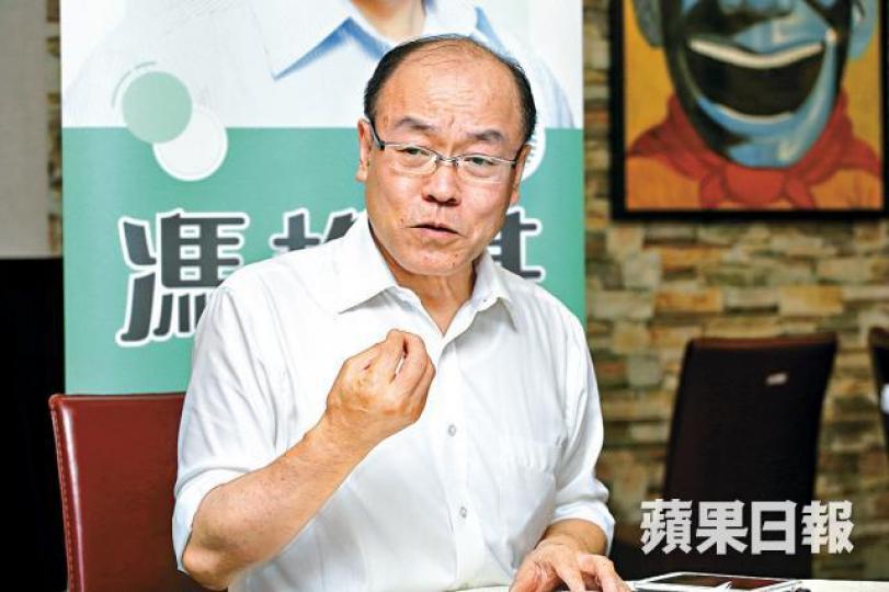 馮檢基稱已購5架小巴車身廣告,為期3個月。李潤芳攝 馮檢基稱已購5架小巴車身廣告,為期3個月。李潤芳攝