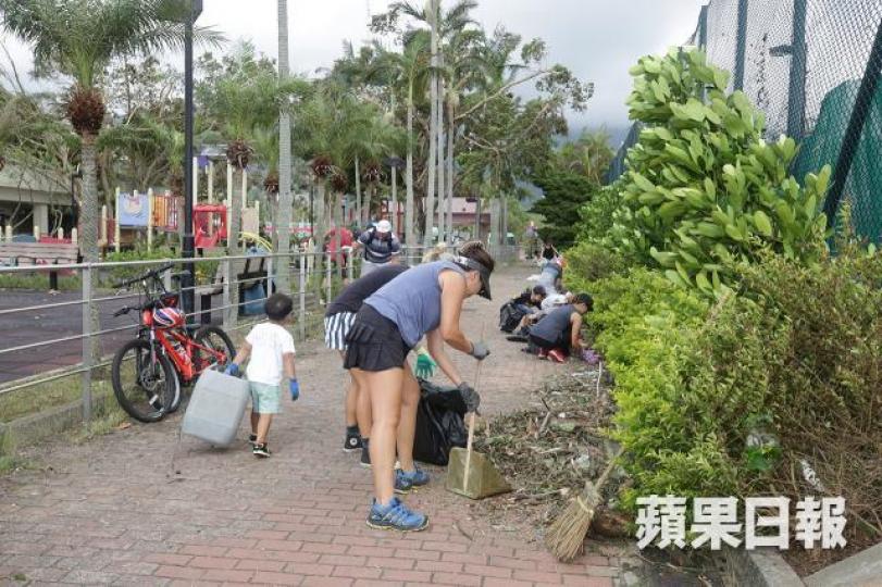 暴風雨過後,部份香港市民自發清理冧樹。自己香港自己救,是香港值得自豪的精神。資料圖片 暴風雨過後,部份香港市民自發清理冧樹。自己香港自己救,是香港值得自豪的精神。資料圖片