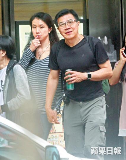 許金山在案發後被拍到與情人Shara十指緊扣行街。 許金山在案發後被拍到與情人Shara十指緊扣行街。