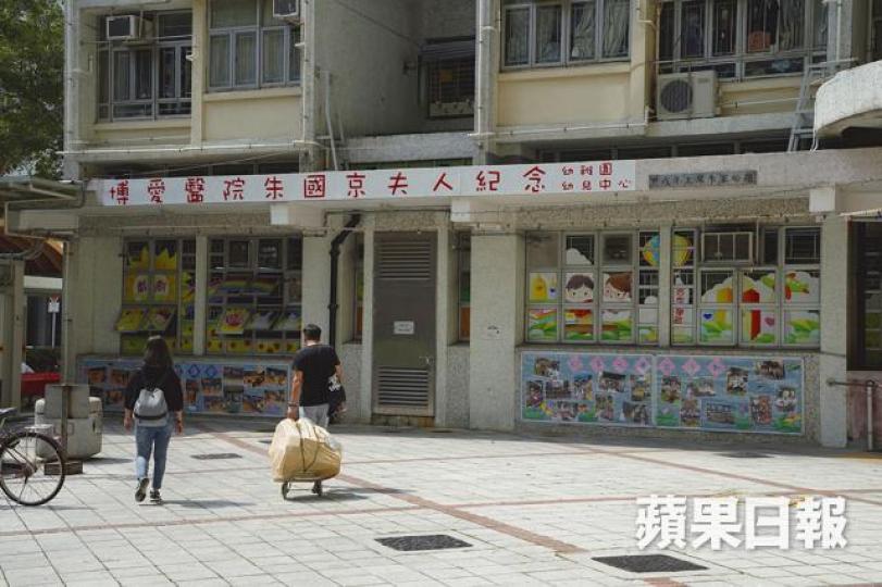 位於天水圍的博愛醫院朱國京夫人紀念幼稚園,全日班課程由免費變收費,本學年全年學費需4,320元。朱家駿攝 位於天水圍的博愛醫院朱國京夫人紀念幼稚園,全日班課程由免費變收費,本學年全年學費需4,320元。朱家駿攝