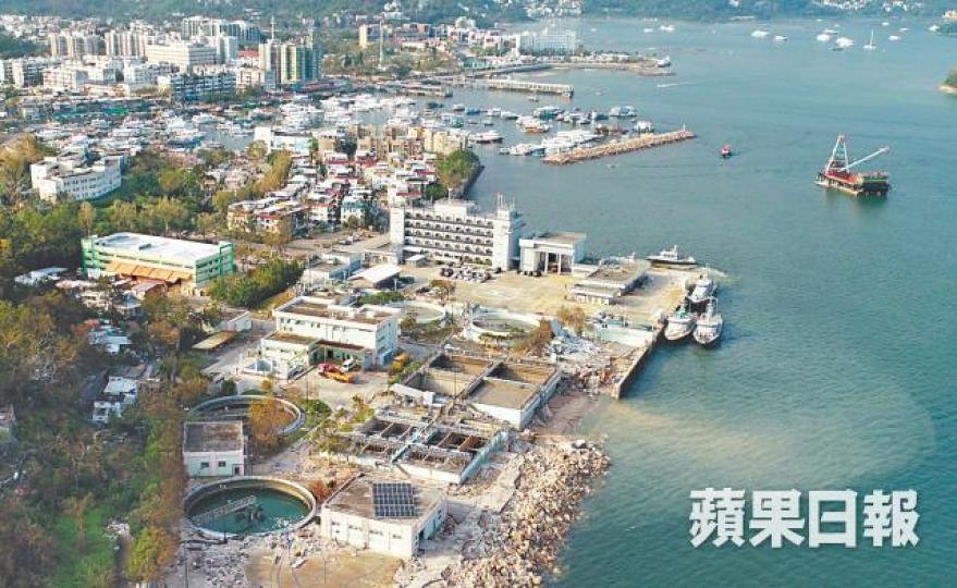 西貢污水處理廠岸邊有大片黃泥水。 西貢污水處理廠岸邊有大片黃泥水。
