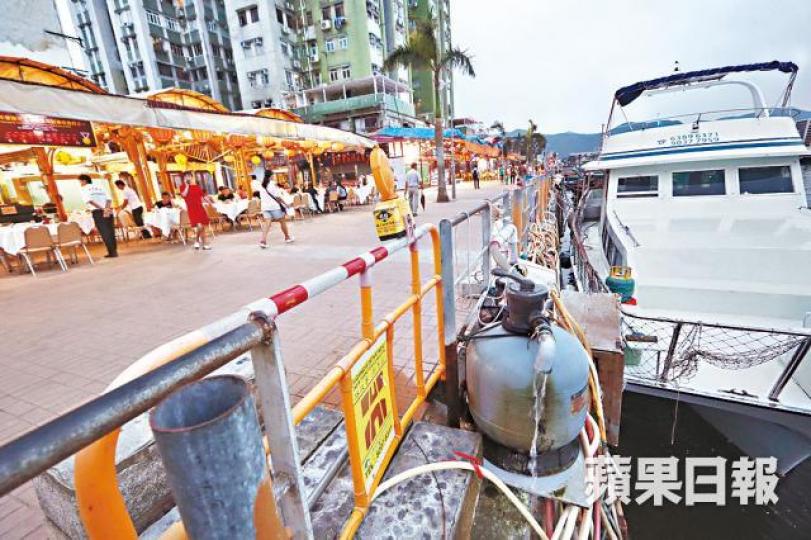 有海鮮酒家在西貢碼頭附近抽取海水使用。何柏佳攝 有海鮮酒家在西貢碼頭附近抽取海水使用。何柏佳攝
