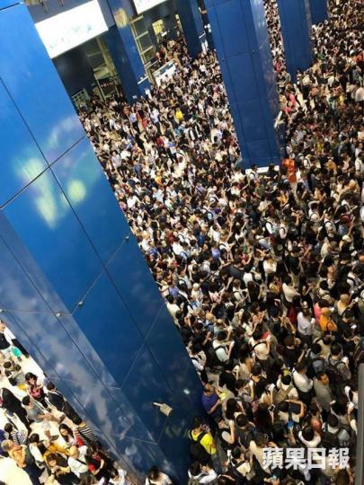 勞聯調查顯示,不少僱員因惡劣天氣遲到或缺勤會被剝削;圖為早前除下風球時的上班慘況。 勞聯調查顯示,不少僱員因惡劣天氣遲到或缺勤會被剝削;圖為早前除下風球時的上班慘況。