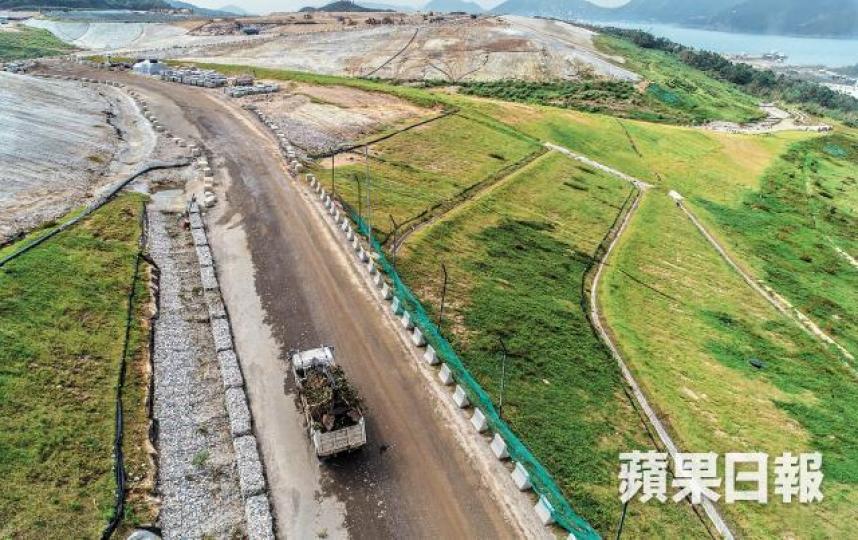 在風災中倒塌的大樹被運往將軍澳堆填區。朱家駿攝整車樹木當成垃圾掩埋。 在風災中倒塌的大樹被運往將軍澳堆填區。朱家駿攝整車樹木當成垃圾掩埋。