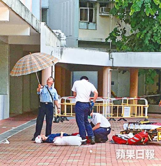 上周四途經翠杭樓被墮下石屎擊中的婦人,留醫多日後不治。 上周四途經翠杭樓被墮下石屎擊中的婦人,留醫多日後不治。