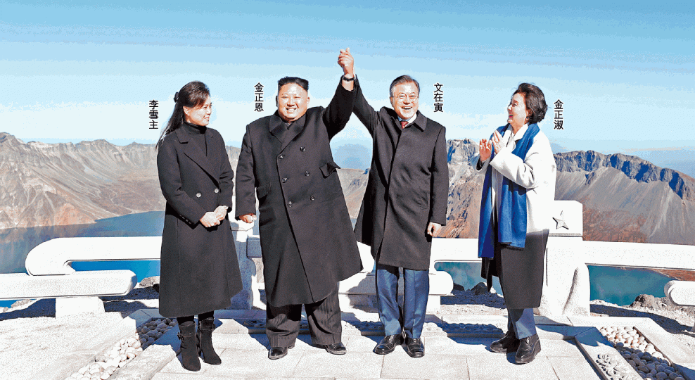 金正恩伉儷跟文在寅伉儷,在白頭山山頂將軍峯開心合照。 金正恩伉儷跟文在寅伉儷,在白頭山山頂將軍峯開心合照。
