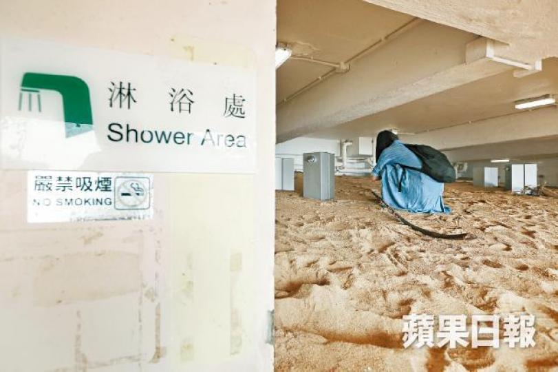 深水灣泳灘淋浴間被大量沙泥填滿,僅露出花灑頭。何頴賢攝維園多處塌樹,有市民如常在木凳休息。袁楚雙攝鹹田灣獨木橋遭風浪沖走,遊人惟有涉水而行。劉柏麟攝石澳泳灘浮台遭巨浪沖上水面,傷痕纍纍。石澳泳灘救生員瞭望台被吹至歪倒。 深水灣泳灘淋浴間被大量沙泥填滿,僅露出花灑頭。何頴賢攝維園多處塌樹,有市民如常在木凳休息。袁楚雙攝鹹田灣獨木橋遭風浪沖走,遊人惟有涉水而行。劉柏麟攝石澳泳灘浮台遭巨浪沖上水面,傷痕纍纍。石澳泳灘救生員瞭望台被吹至歪倒。