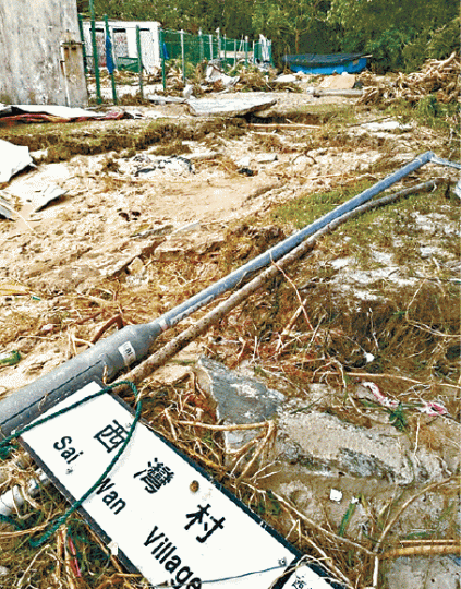 西灣村一帶路牌、燈柱全塌下,滿目瘡痍。讀者提供圖片 西灣村一帶路牌、燈柱全塌下,滿目瘡痍。讀者提供圖片