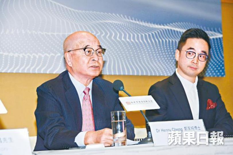 純官(左)稱自己身體好,暫未有退休意念,並指「希望一直支持仔工作,幕後睇住佢成長」。何耀勤攝 純官(左)稱自己身體好,暫未有退休意念,並指「希望一直支持仔工作,幕後睇住佢成長」。何耀勤攝